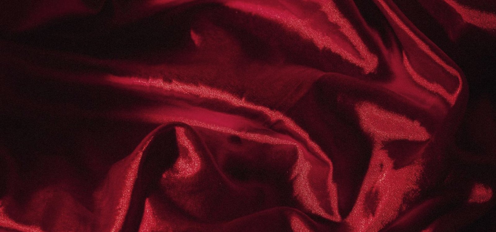 Cetim vermelho escuro com dobras profundas