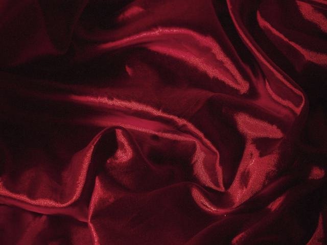 Cetim vermelho escuro com dobras