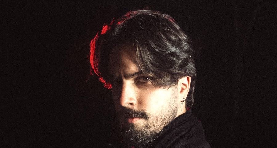 Retrato masculino sob luz vermelha